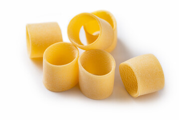 Paccheri, tradizionale formato di pasta italiana, isolata su fondo bianco, cibo europeo 