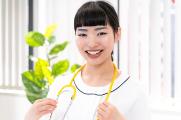 声かけをする看護師