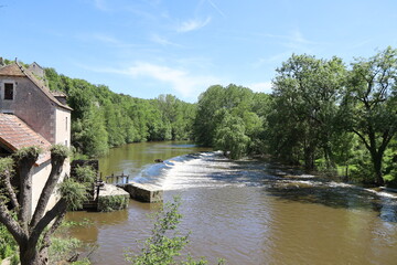 Fototapeta premium La rivière l'Anglin, village de Angles sur l'Anglin, département de la Vienne, France