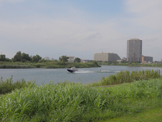 多摩川河川敷とビル群。レジャー風景。