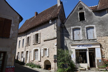 Maison typique, vue de l'extérieur, village de Angles sur l'Anglin, département de la Vienne, France