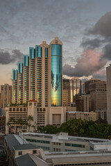 Obraz premium Amazing sunset exposure taking from a ship, of the Honolulu harbor in the downtown area, Honolulu, Hahu island, Hawaii.