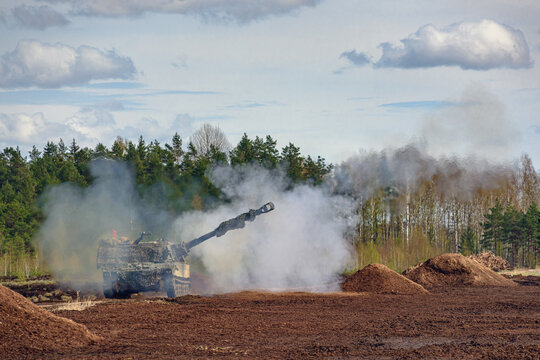 firing self propelled howitzer in the smoke