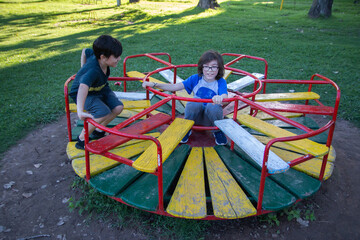 Niños pequeños se divierten en el parque