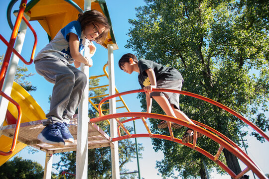 Ni&ntilde;os peque&ntilde;os jugando en el parque