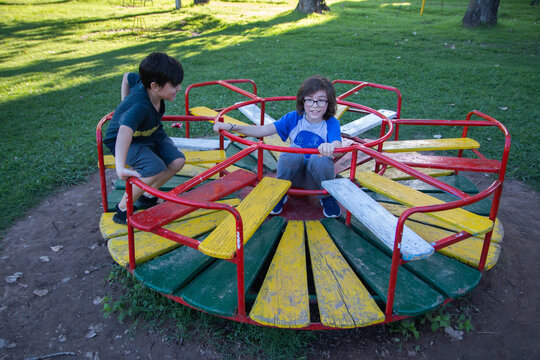Ni&ntilde;os peque&ntilde;os se divierten en el parque