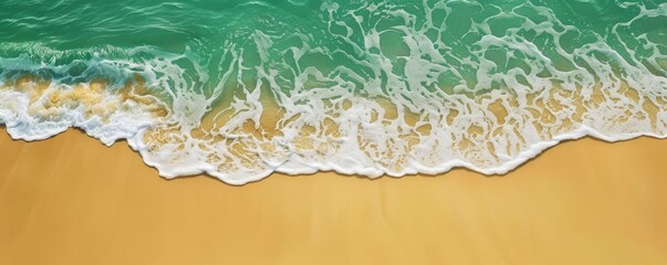 Obraz premium Aerial View of Ocean Waves Crashing onto Sandy Shoreline
