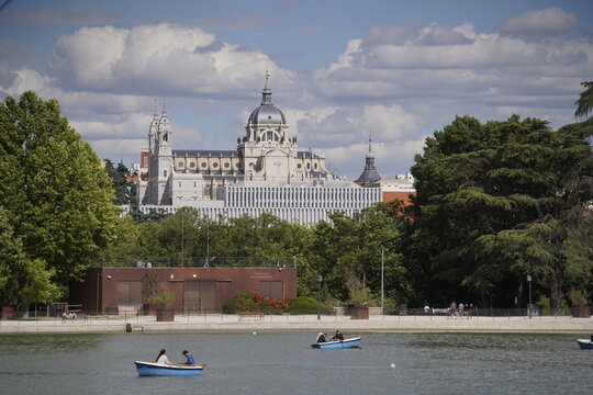 Skyline horizonte con edificios de Madrid desde el parque estanque de la Casa de Campo con barcas. Espa&ntilde;a 