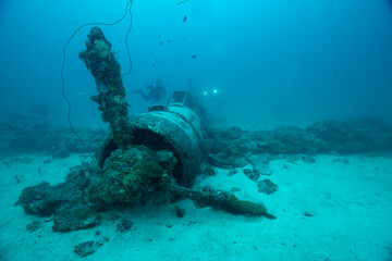 relitto di idrovolante giapponese Aichi E13A con sub, affondato nella laguna di Truk durante la seconda guerra mondiale © Massimo