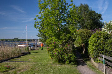 Rundweg um die beschauliche Schlei Stadt Arnis mit Segelboot.