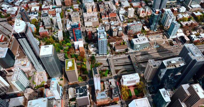 Sunny view of Seattle scenery from birds' eye perspective. Busy city center with lively traffic.