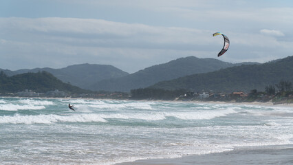 Kitesurf Mar Esporte Praia Campeche Floripa Florianópolis Praia Água Vento Aventuras Ondas Brasil Adrenalina Verão Prancha Céu Equipamento Natureza Atletas Surfista Colorido Movimento Radical Oceano © Pedro