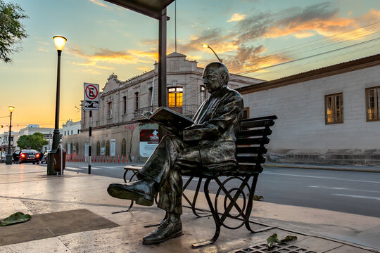 Paisaje urbano en la ciudad de Tacna, monumento tacna, atardecer, centro civico tacna, tacna per&ugrave;