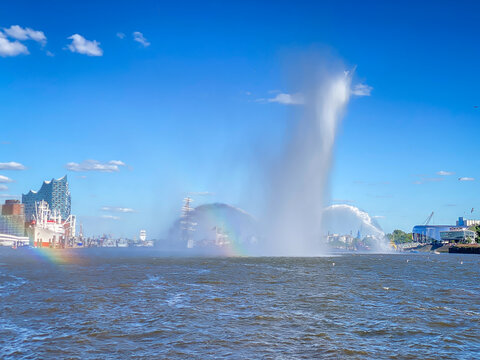 Feierlicher Einzug: Hamburger Hafengeburtstag Parade mit Majest&auml;tischen Segelschiffen