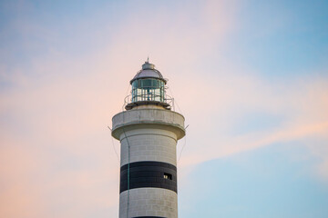 Leuchtturm in der Abenddämmerung bei Sonnenuntergang