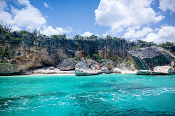 Vista de los acantilados en Bahia de las Aguilas, Pedernales, República Dominicana.
