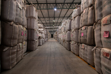 Grande armazém cheio até o teto de sacos cheios de café, Minas Gerais, Brasil