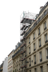 Echafaudage d'accès au toit sur un immeuble