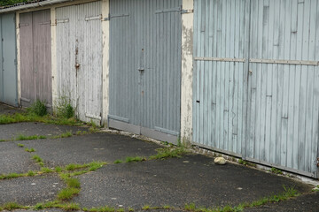 Garages anciens avec portes en bois peint