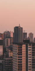 Skyline da cidade com formas geométricas abstratas