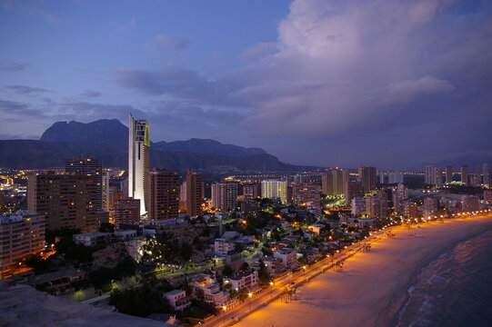 Panor&aacute;mica general de Benidorm, llega la noche en la hora azul con edificios iluminados y amenaza de tormenta