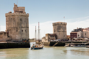 Un beau voilier sort du port de La Rochelle