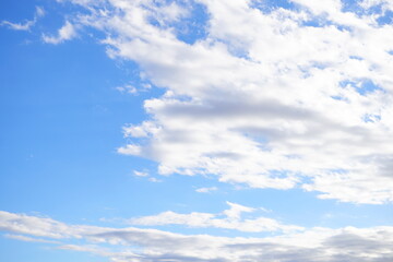 冬の昼下がりの空。青空に浮かぶ綺麗な雲。