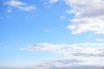 冬の昼下がりの空。青空に浮かぶ綺麗な雲。