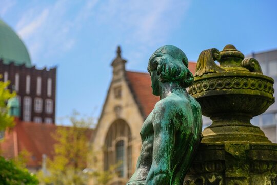 Fototapeta Hoelty memorial on Goseriedeplatz, behind Goseriedebad, state capital Hanover, Lower Saxony, Germany, Europe