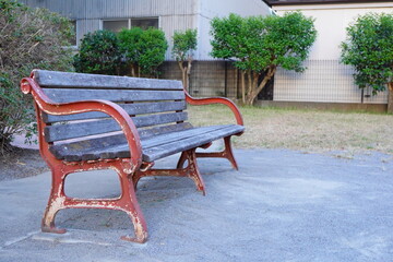 夏の夕方の公園のベンチ