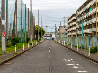 Fototapeta premium 古い団地が並ぶ通りの風景