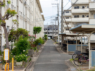 古い団地が並ぶ通りの風景