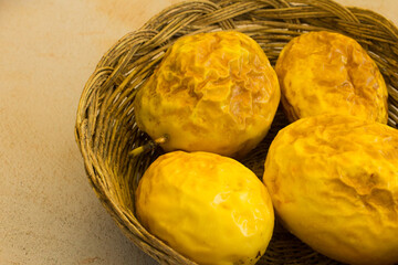 Group photo of ripe passion fruit in a basket.
