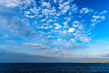 Nuvole sul mare prima del tramonto 