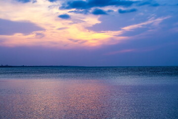 I colori del tramonto riflessi sul mare