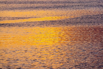 Corrente marina con mare calmo con i colori del tramonto 