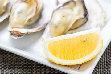 牡蠣に添えられた、くし切りレモン。
