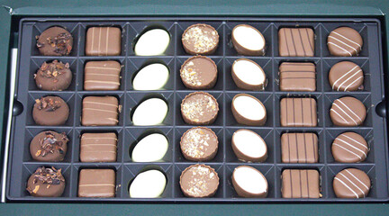 Fine and decorated chocolate candies