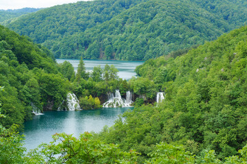 美しいクロアチアのプリトヴィツェ湖群国立公園の風景
