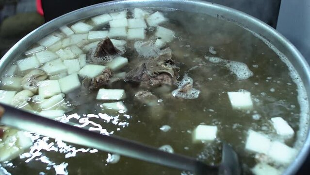 끓고 있는 소고기 뭇국(요리+한국+아시아+연기+뜨거운+냄비+국자)