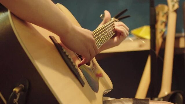기타를 연주하는 손1(남성+음악가+어쿠스틱+악기+놀이+연주+여름+휴식)
