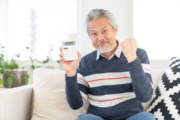 シニア男性　電卓