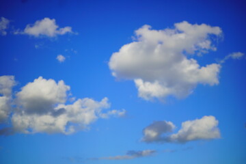 夏の夕方の横浜の空。青空に浮かぶ綺麗な雲。
