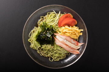 冷やし中華　（海藻を練り込んだ中華麺）