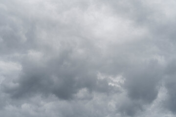 雨雲に覆われた空