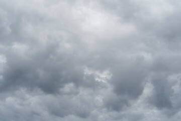 雨雲に覆われた空