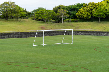 緑の芝生のサッカー場