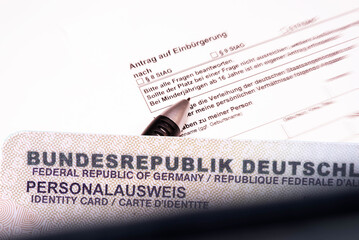 Deutscher Personalausweis und Antrag auf Einbürgerung