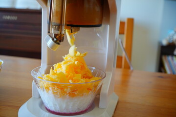 かき氷機で冷凍マンゴーを削った。冷凍マンゴーかき氷。