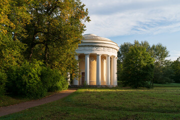 Obraz premium View of the Temple of Friendship on the bank of the Slavyanka River in the Pavlovsky Park on a sunny summer day, Pavlovsk, Saint Petersburg, Russia